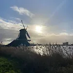 Holiday home Heerlijke Stadswoning Aan Water