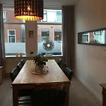 Holiday home Heerlijke Stadswoning Aan Water