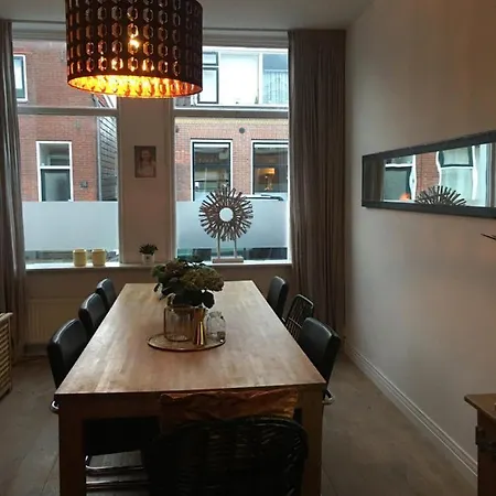 Holiday home Heerlijke Stadswoning Aan Water
